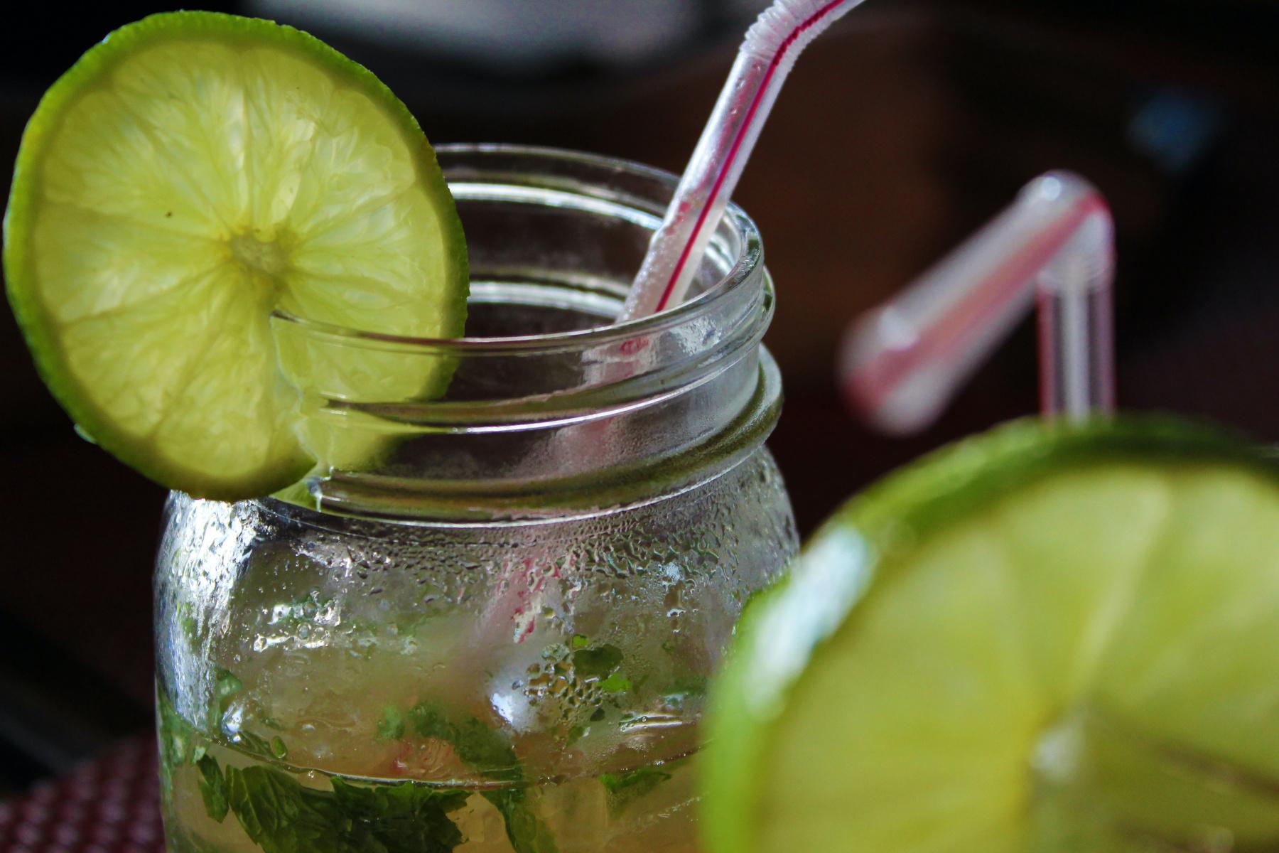 Low Carb Mojito in clear Mason jar